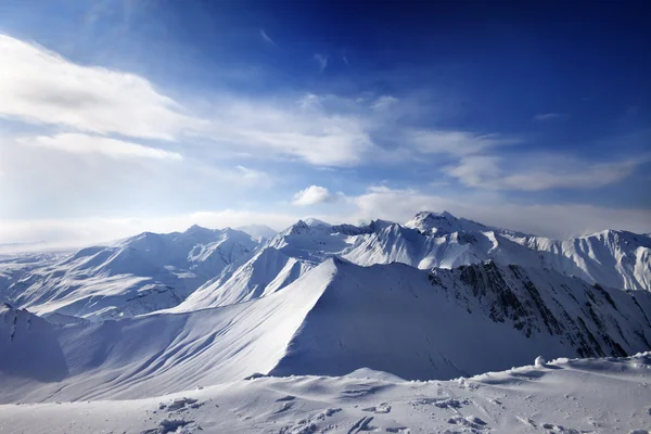 Snowy mountains and sunlight sky — Stock Photo, Image