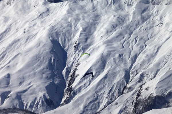 Speed flying in winter mountains in sun nice day – stockfoto