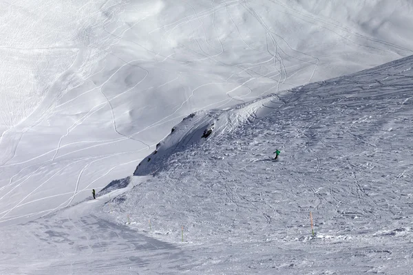 Skiërs op off-piste helling in mooie zon dag — Stockfoto