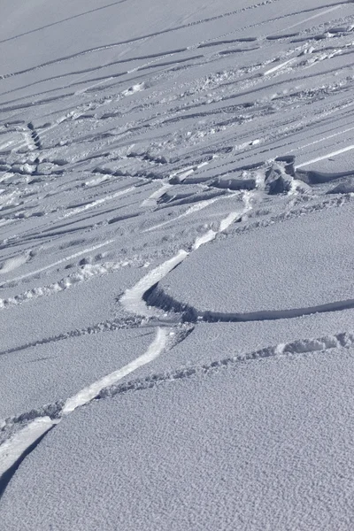 Rastros de esquís y snowboards en nueva nieve —  Fotos de Stock