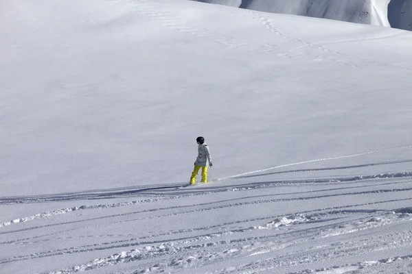 Snowboarder alpin sur off la pente de la piste avec la neige nouvellement tombée — Photo