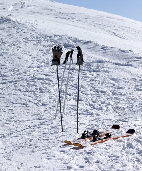 Skiing equipment on ski slope at sunny day — Stock Photo, Image