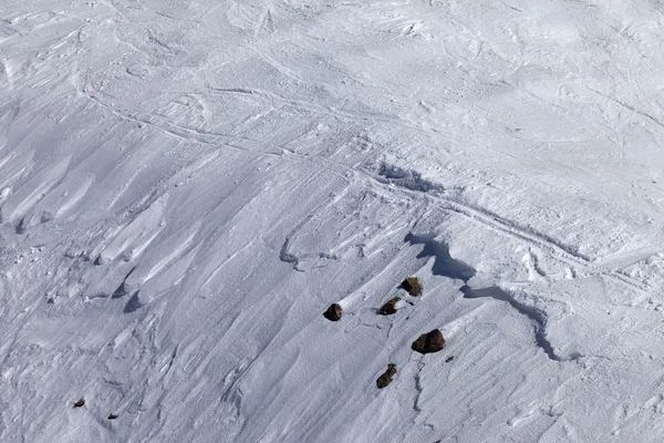 用石头和雪檐口的滑雪坡 — 图库照片