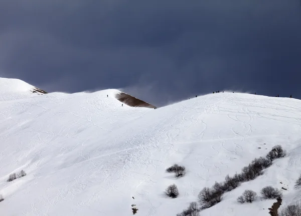 Off piste helling en bewolkte grijze lucht in winderige dag — Stockfoto