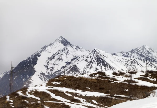 Kış dağlar ve gri gökyüzü — Stok fotoğraf
