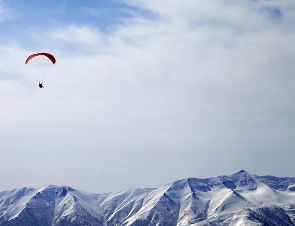 Paraglider silhouette of mountains in sunlight sky — Stock Photo, Image