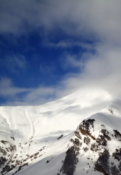 查看滑雪阳光边坡在云上 — 图库照片