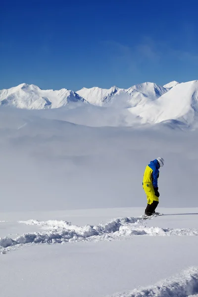 Snowboarder pályán kívüli lejtőn új lehullott hó — Stock Fotó