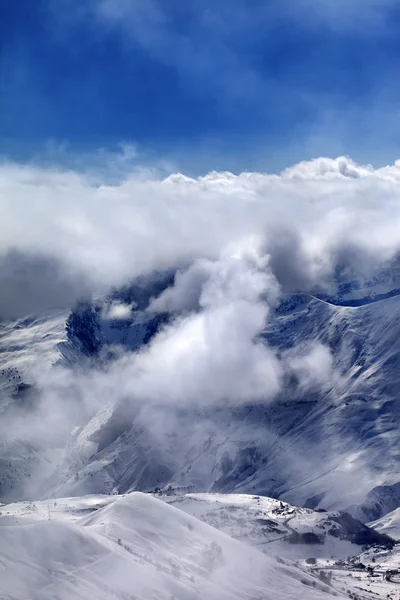 滑雪场在雾和阳光的天空 — 图库照片#