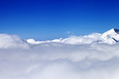 Dağlar bulutlar güneş gün altında