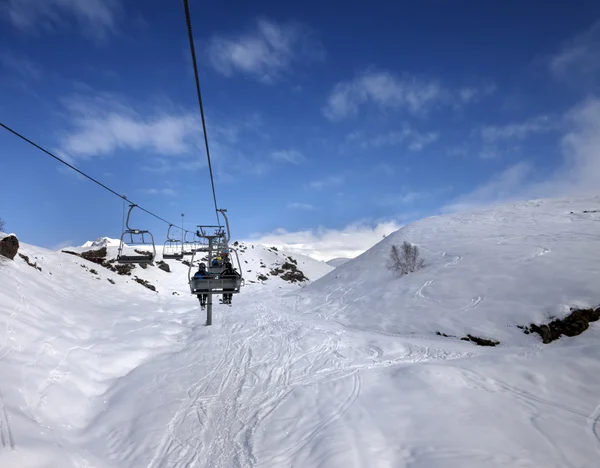 Télésiège et pente hors piste dans la journée de soleil — Photo