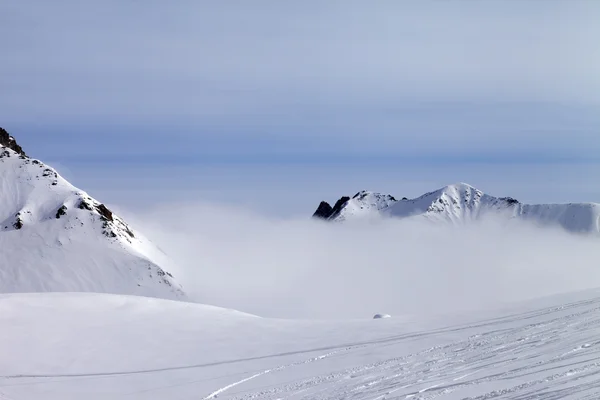Гірськолижний схил у тумані — стокове фото