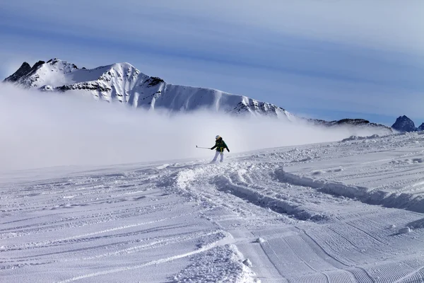 Descenso de snowboarder en ladera fuera de pista con nieve recién caída — Foto de Stock