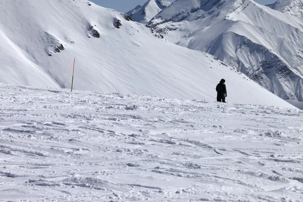 Ίχνος σκι και snowboarder σε ωραία μέρα ήλιο — Φωτογραφία Αρχείου