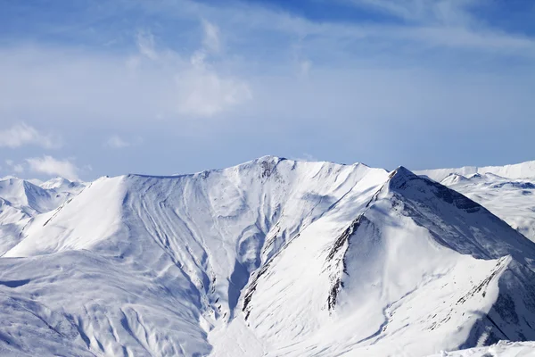 Snötäckta berg med laviner — Stockfoto