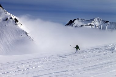 Yeni yağmış kar ile devreden yamacında snowboard yokuş aşağı