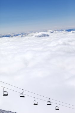 Sandalye-Asansör ve dağlar bulutlar güneş gün altında