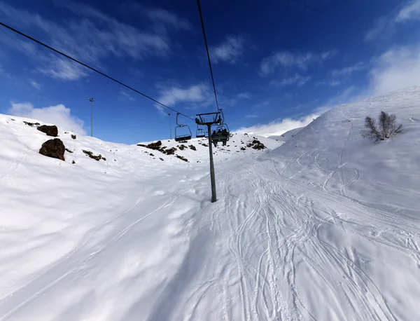 升降椅和在太阳天的滑雪坡 — 图库照片