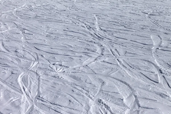 Pista de esquí con trazas de esquí y snowboard —  Fotos de Stock