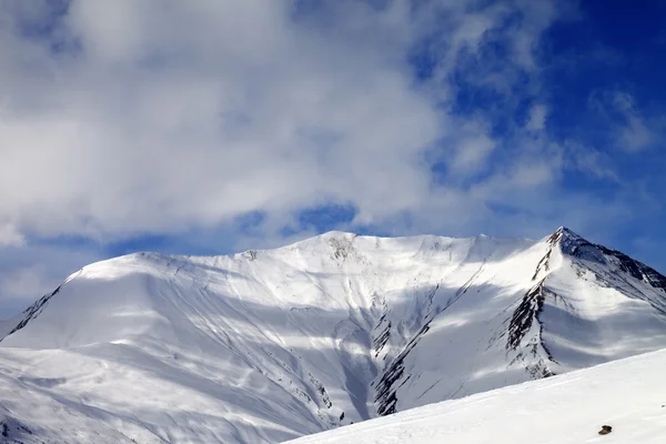 Kijk op off-piste besneeuwde helling in wind dag — Stockfoto