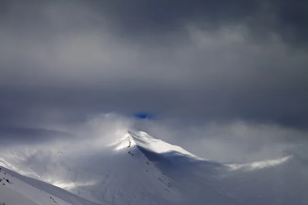 Ver en fuera de pista ladera en nubes de tormenta —  Fotos de Stock