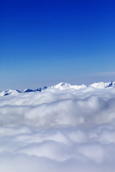 Berge unter Wolken am schönen Tag — Stockfoto