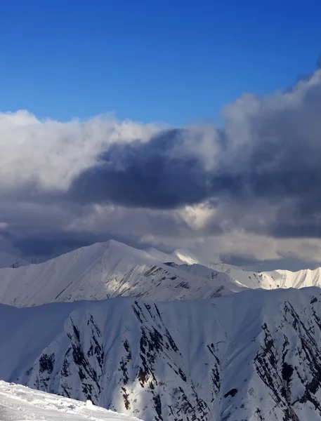 Снежные горы и синее небо с облаками — стоковое фото