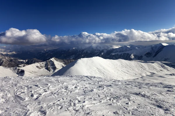 Visa på offpist lutning och snötäckta berg — Stockfoto