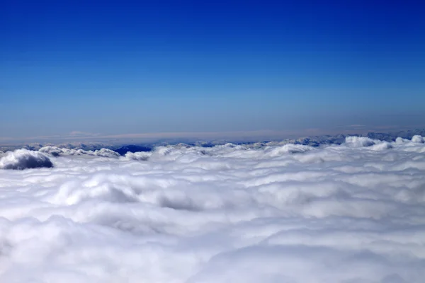 Montagnes sous les nuages en jour de soleil — Photo