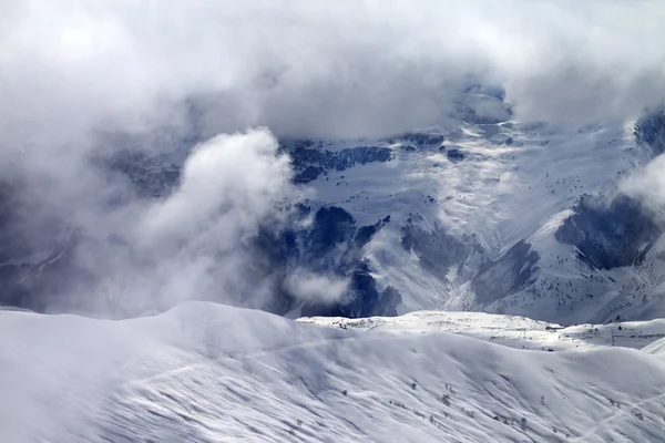 Pendiente fuera de pista en nubes de luz del sol — Foto de Stock