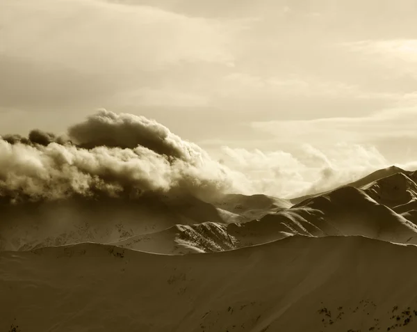 Montanhas de sépia em névoa em tarde ensolarada — Fotografia de Stock