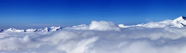 美好的一天在云下的山脉的全景 — 图库照片