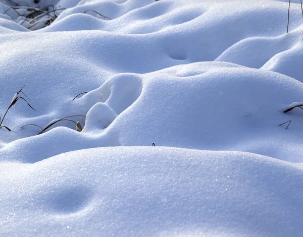 Zaspy śniegu w zimie śniegiem łąka Obrazy Stockowe bez tantiem