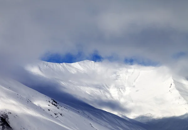 View on off-piste slope in mist — Stock Photo, Image