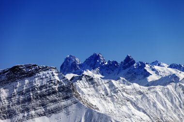 Güzel güneş gün karlı kayalarda