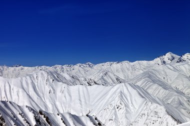 Karlı kış dağ güneş gün