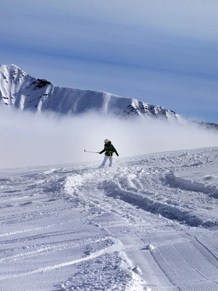 Descida de snowboarder em inclinação fora de pista em dia ensolarado — Fotografia de Stock