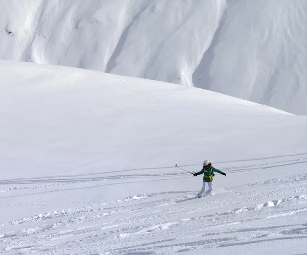 Snowboarder lefelé a off piste lejtőn újonnan lehullott hó — Stock Fotó