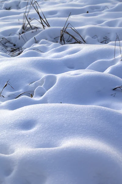 Сугробы снега в заснеженных зимних луг — стоковое фото
