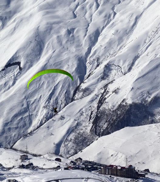 Vitesse volant dans les montagnes à jour soleil — Photo