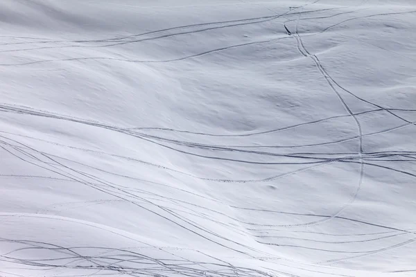 Pendiente fuera de pista con trazas de esquís y snowboard —  Fotos de Stock