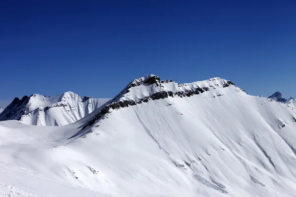 Off-piste helling in zon dag en sporen van lawines — Stockfoto