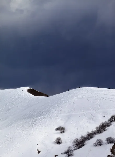 滑雪坡和阴暗的灰色天空在刮风的日子 — 图库照片