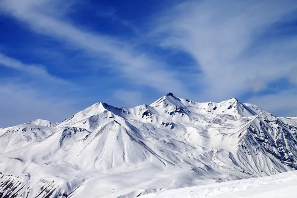 Winter besneeuwde bergen in winderige dag — Stockfoto