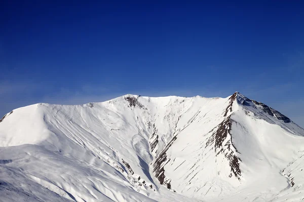 Montañas cubiertas de nieve en día de viento —  Fotos de Stock