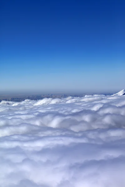Bergen onder wolken in mooie winterochtend — Stockfoto