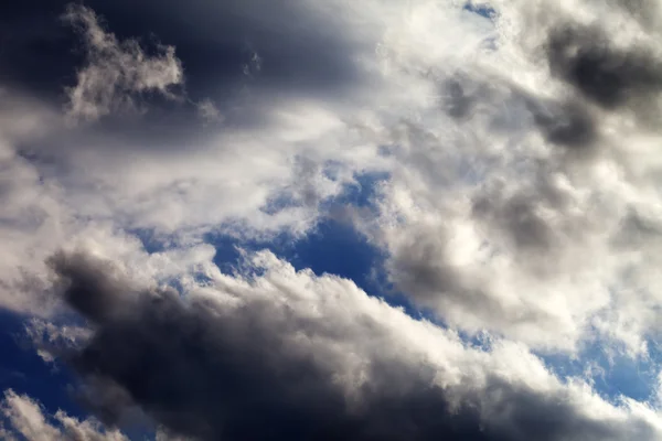 Błękitne niebo z ciemnymi chmurami — Zdjęcie stockowe