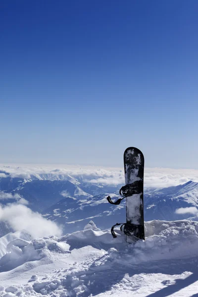 Snowboard dans la neige sur une pente hors piste au jour de soleil — Photo