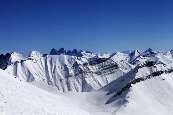Fora de pista ladeira em dia de sol e traços de avalanches, esqui e neve — Fotografia de Stock