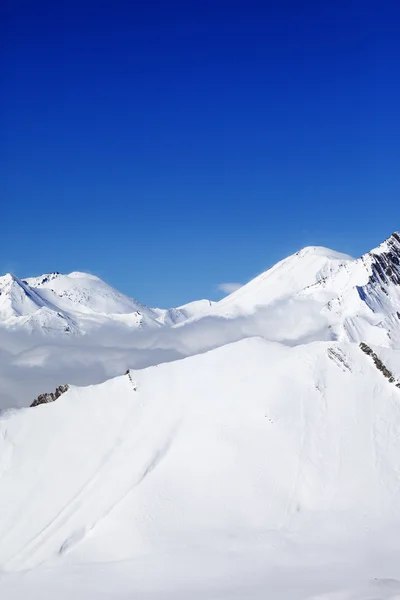 天気の良い日に冬の雪山 — ストック写真